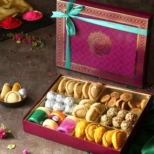 Amazing Holi Delight Treat with Gulal N Greetings Cards