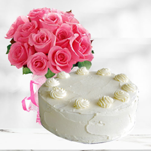 Enticing Vanilla Cake with Pink Roses Bouquet