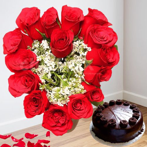 Hearty Arrangement of Red Roses with Chocolate Cake