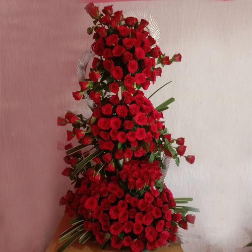 Long Arrangement of Fresh Red Roses